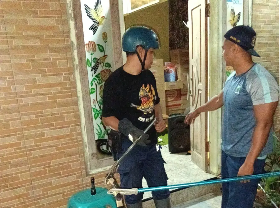 Damkar Kediri Evakuasi Ular Welang Berbisa dari Rumah Warga di Puncu Kediri