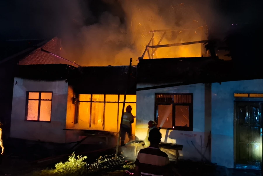 Nyalakan Lilin Saat Pemadaman, Rumah Warga Puncu Kediri Terbakar