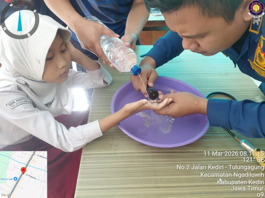 Cincin Mainan Tak Bisa Dilepas, Guru di Kediri Antar Murid SD ke Damkar Ngadiluwih