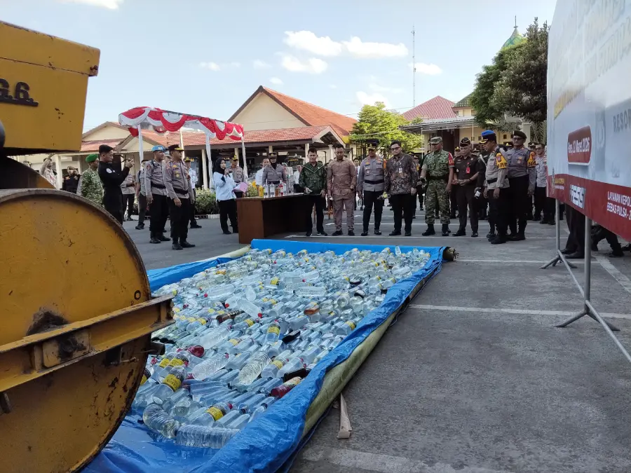Polres Kediri Musnahkan 1.097 Botol Miras Jelang Lebaran 2026