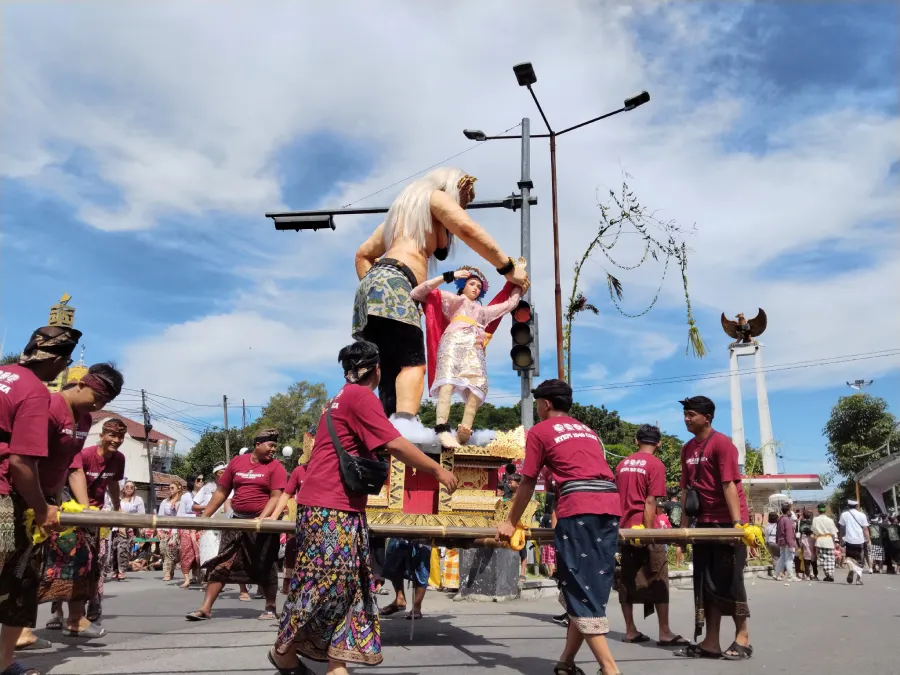 Usung Tema Satu Bumi Satu Keluarga, Ratusan Umat Hindu Kediri Khidmat Gelar Upacara Tawur Agung Kesanga Jelang Nyepi 1948 Saka