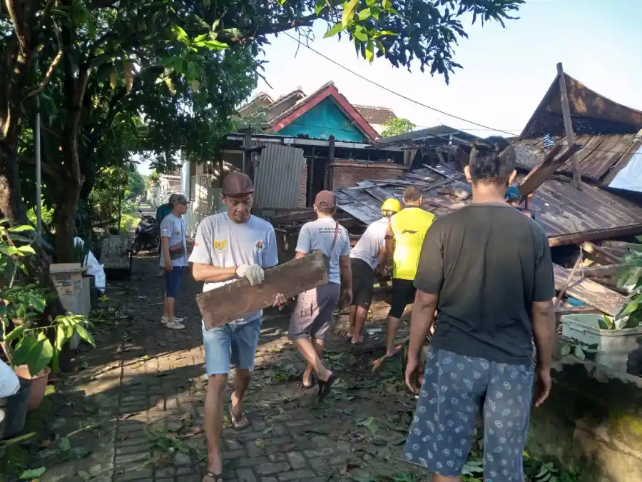 RSTN Bantu Warga Bersihkan Rumah Roboh Akibat Hujan Deras di Kota Kediri