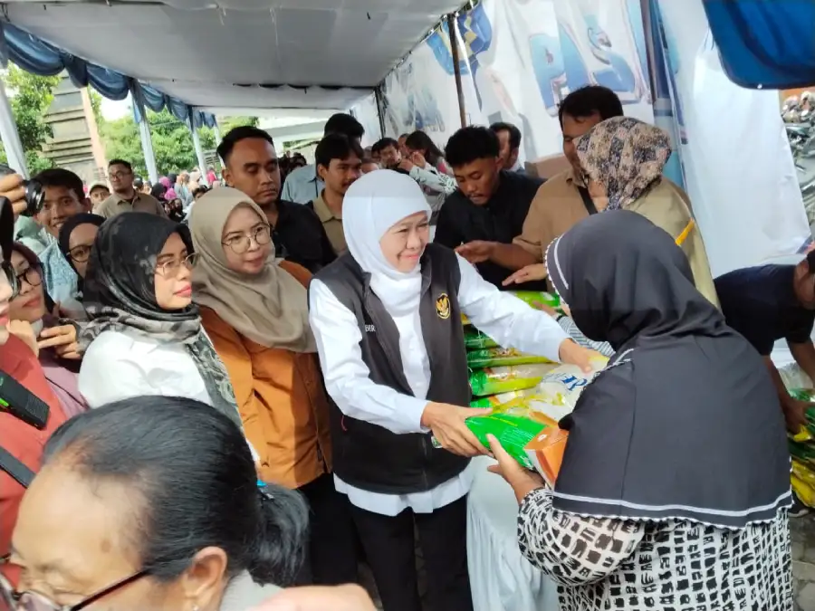 Khofifah Tinjau Operasi Pasar Murah di Kediri, Pastikan Harga Sembako Stabil Jelang Lebaran