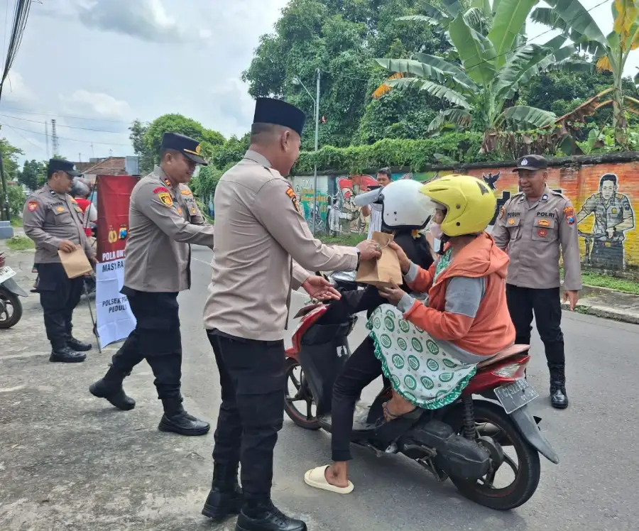 Semarak Ramadan 1447 H, Polsek Pare Kediri Bagi-Bagi Takjil dan Sampaikan Pesan Kamtibmas