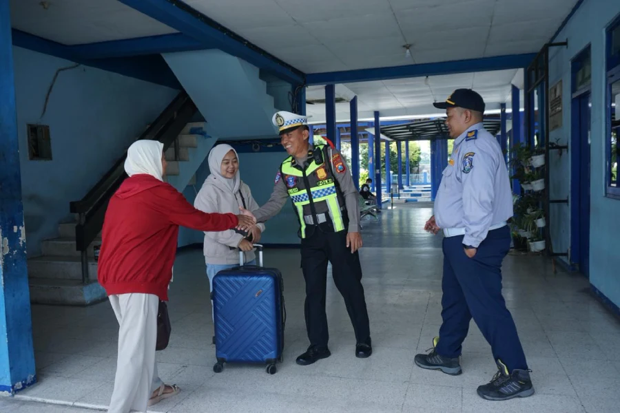 Antisipasi Mudik Lebaran, Satlantas Kediri Edukasi Pemudik di Terminal Pare