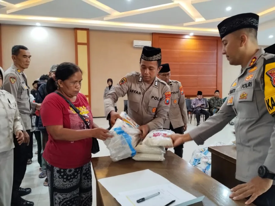 Jelang Lebaran, Polres Kediri Bagikan Zakat Fitrah untuk Seribu Warga Pare