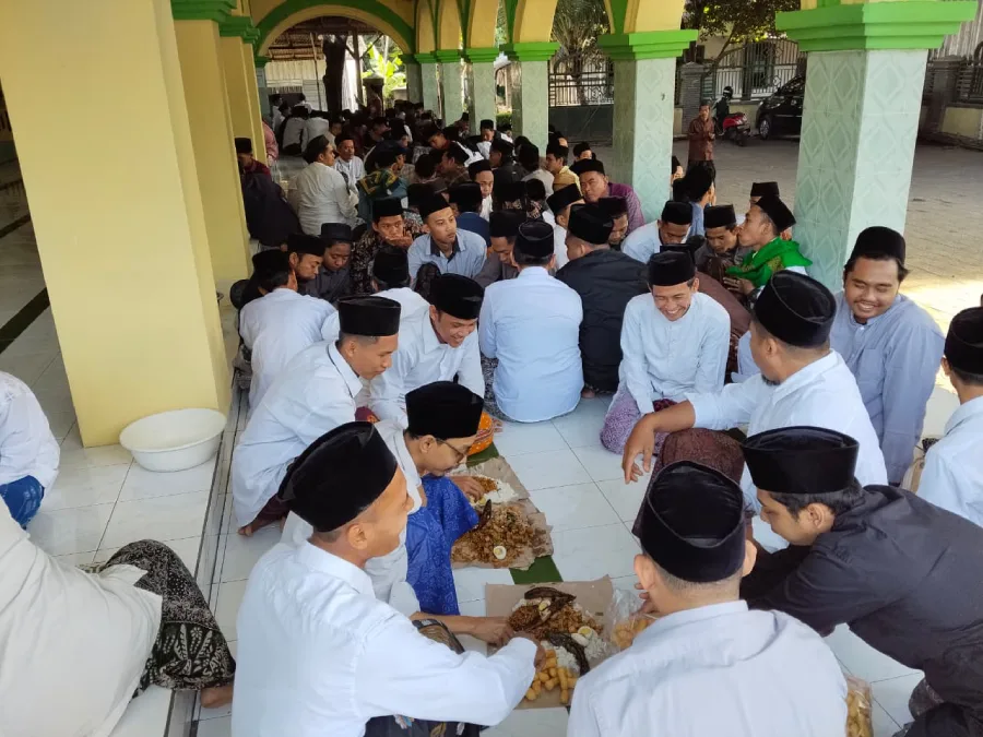 Lebaran Lebih Awal, Hari Raya Idul Fitri di Ponpes Darussalam Sumbersari Kediri Berlangsung Khidmat dengan Tradisi