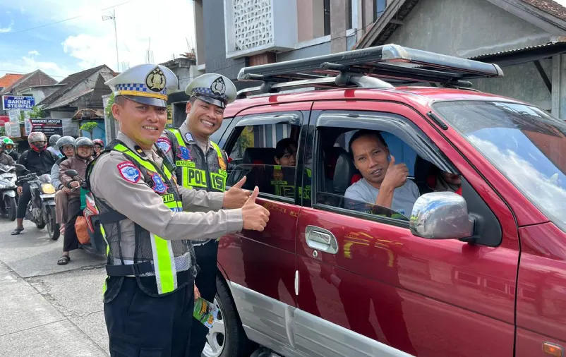 Satlantas Polres Kediri Intensifkan Edukasi “Tips Mudik Aman” di Simpang Papar Jelang Arus Balik Lebaran 2026