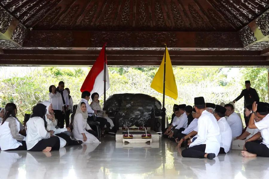 Mas Dhito Bersama Elite PDIP Dampingi Megawati Ziarah ke Makam Proklamator di Blitar