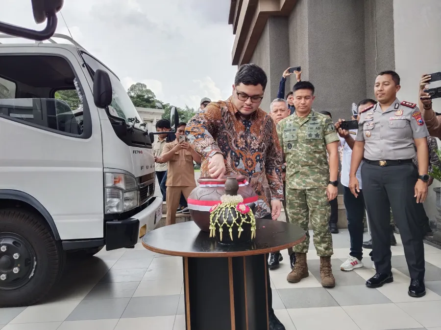 Dorong UMKM dan Ketahanan Pangan, 36 Truk Fuso KDKMP Tahap Pertama Diserahkan di Kediri
