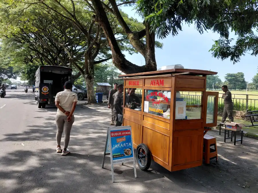Monitoring PKL di Simpang Lima Gumul, Satpol PP Kediri Masih Temukan PKL Mangkal di Luar Waktu yang Ditentukan