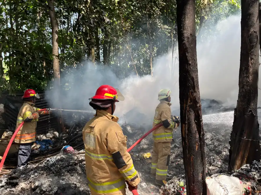 Gudang Rosok di Gondang Plosoklaten Kediri Ludes Terbakar