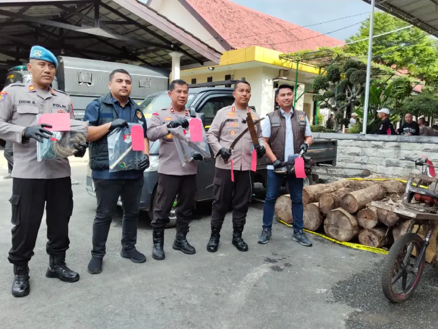 Polres Kediri Bongkar Illegal Logging di Kandangan, Satu Pelaku Ditangkap, Dua Buron