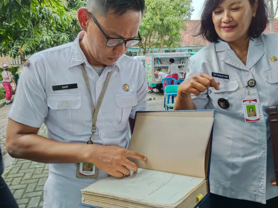 Selamatkan Dokumen Lawas, Disarpus Kediri Restorasi dan Digitalisasi Arsip Puluhan Tahun