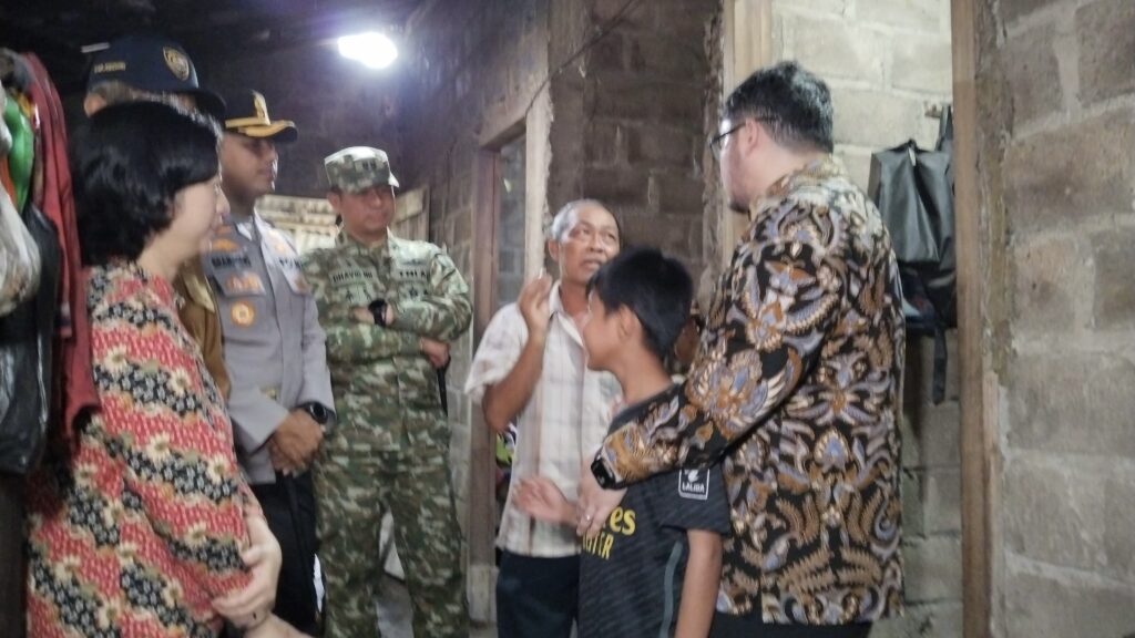 Mas Dhito Blusukan ke Puncu, Bantu Lansia hingga Kembalikan Anak Putus Sekolah