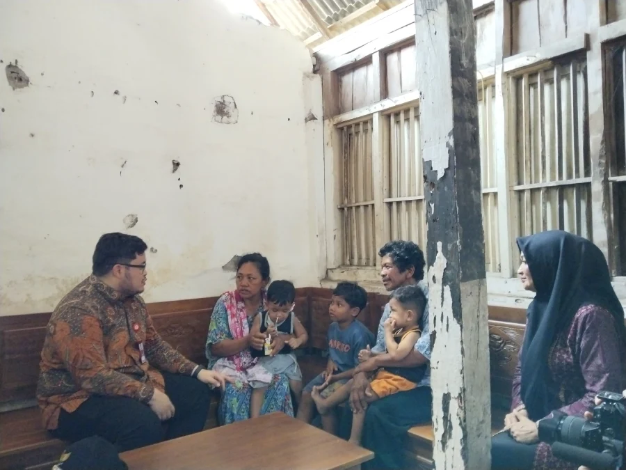 Hidupi Tiga Cucu Yatim dengan Rp20 Ribu Sehari, Tangis Sholikah Pecah Saat Didatangi Mas Dhito