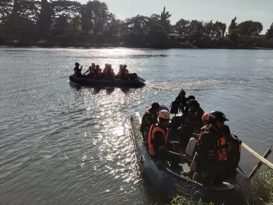 Warga Kediri Antusias Berburu Ikan Saat Peladu, Pemkot Ingatkan Bahaya Arus Sungai Brantas