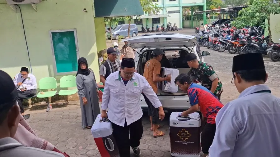Koper Bertanda Boneka dan Pita Warnai Persiapan Keberangkatan Haji Jemaah Kota Kediri