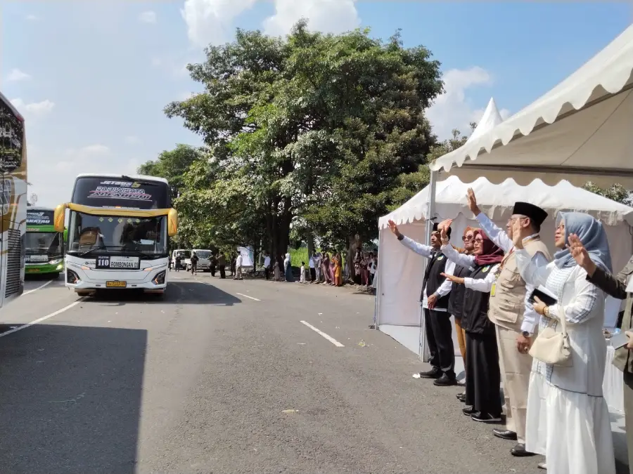 Penuh Haru, Ribuan Jemaah Haji Kabupaten Kediri Dilepas dari Simpang Lima Gumul