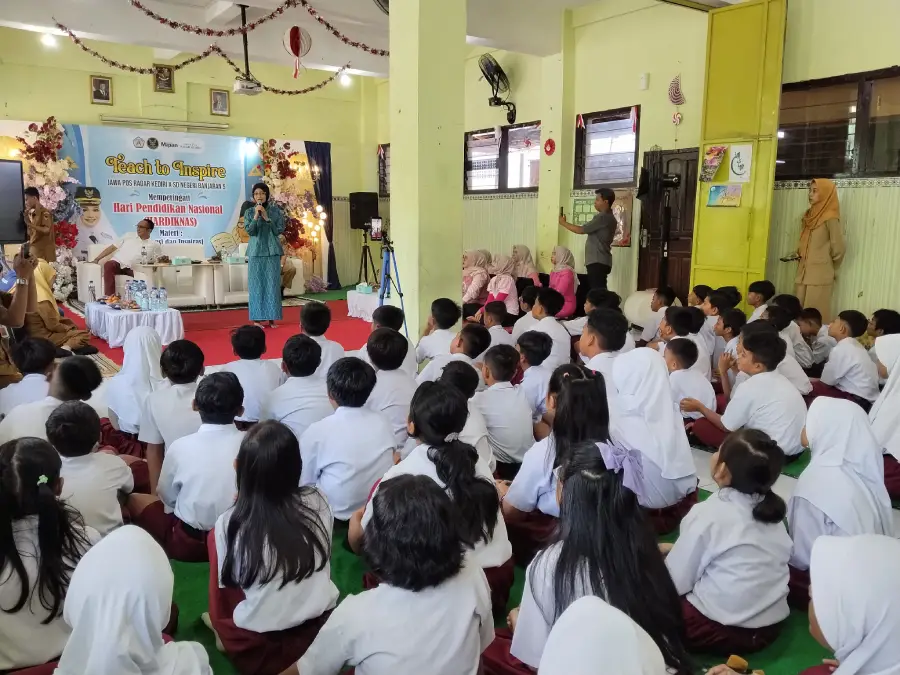 Mengajar di SDN 5 Banjaran, Wali Kota Kediri Tanamkan Nasionalisme Sejak Dini