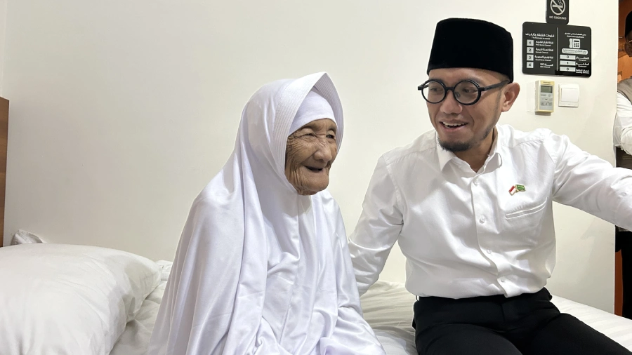 Jelang Puncak Haji 2026, Jemaah Tertua Indonesia Asal Kediri Dikunjungi Wamen Haji Dahnil Anzar