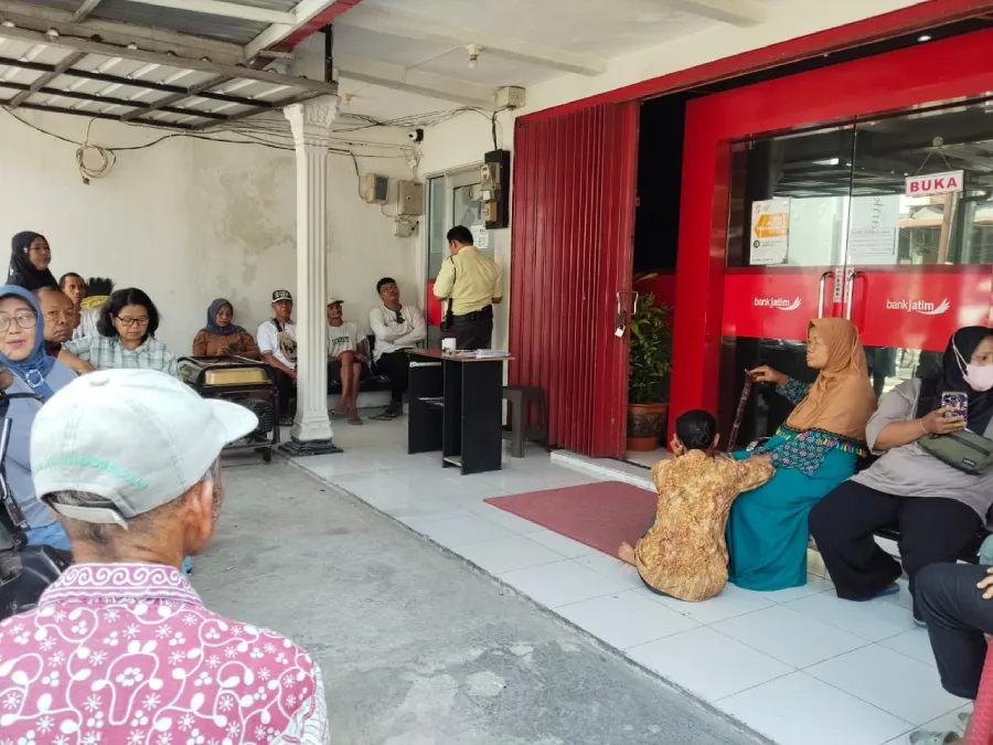 Kompensasi TPA Klotok Kediri Cair, Warga Serbu Bank Jatim