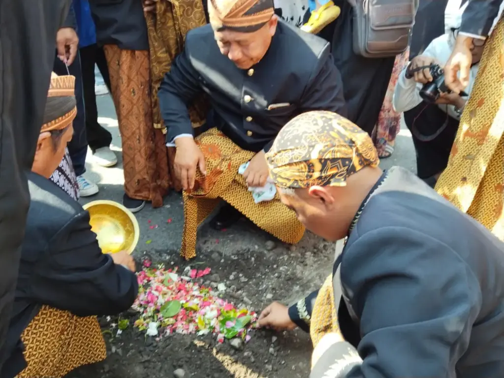 Keliling Desa 3 Kilometer, Warga Kandangan Lestarikan Tradisi Mendhem Golekan Bulan Suro