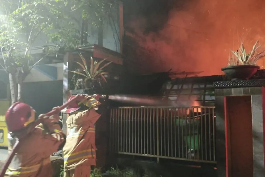 Diduga Korsleting Listrik, Puskesmas Tiron Kediri Terbakar Dini Hari