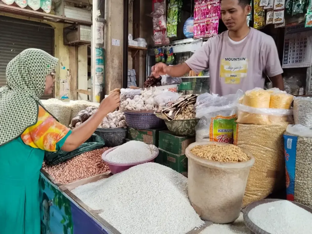 Harga Sembako Naik, Pedagang di Pasar Pamenang Kediri Keluhkan Pasokan Beras SPHP