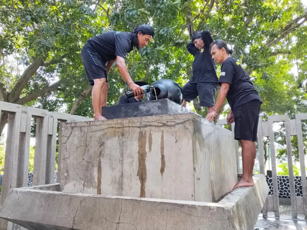 Menjelang Satu Suro, Batu Manik Jayabaya Kediri Disucikan