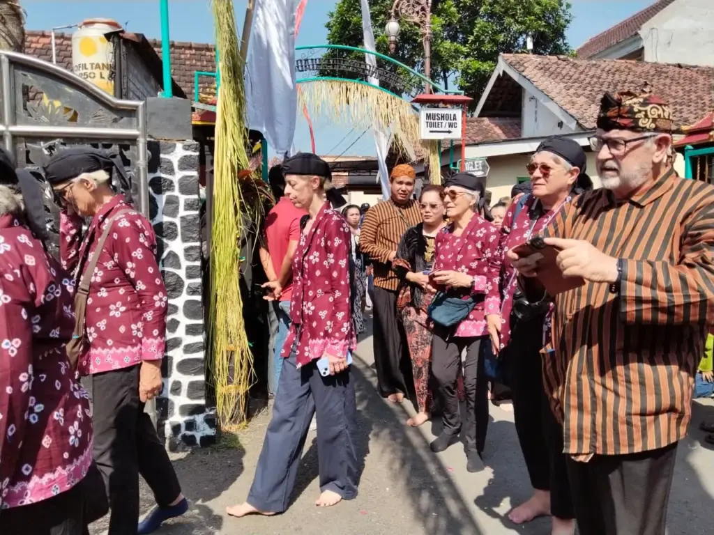 Wisatawan Prancis Kagumi Ritual Satu Suro Kediri, Sebut Budaya Jawa Harus Dilestarikan