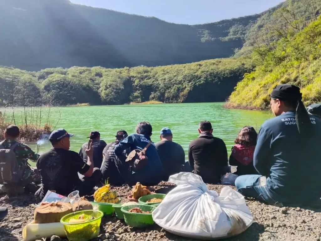 Tradisi Larung Sesaji Gunung Kelud 2026 Digelar Khidmat, Warga Ngancar Panjatkan Doa Keselamatan dan Keberkahan