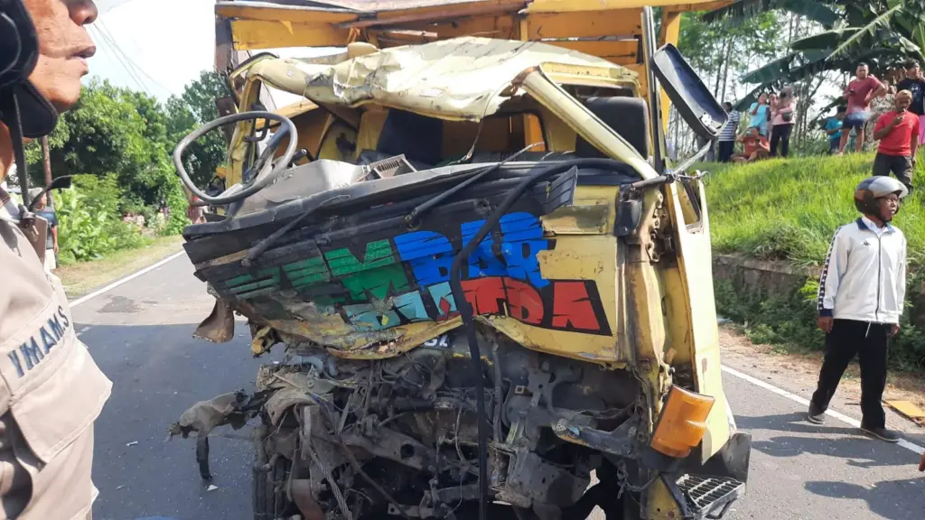 Kecelakaan Beruntun di Purwoasri Kediri, Sopir Truk Mitsubishi Meninggal di TKP