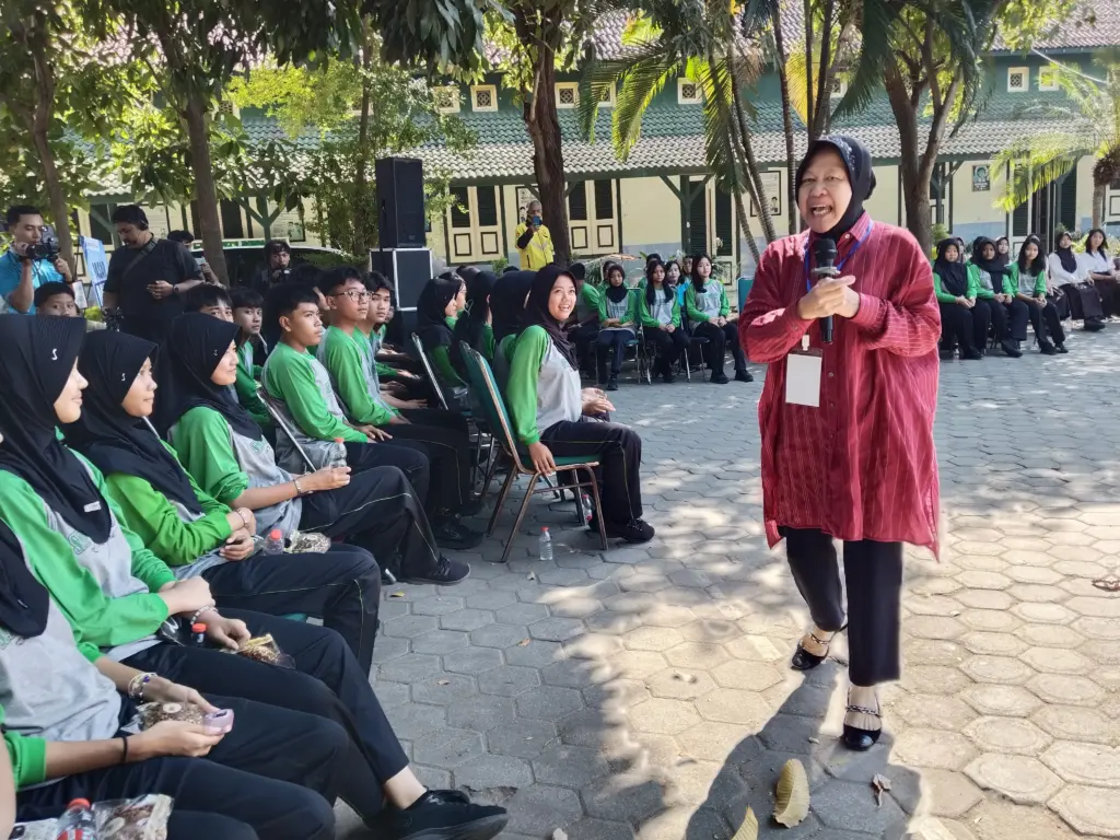 Tak Sekadar Reuni, Risma Suntik Semangat Pelajar Kediri untuk Berani Bermimpi di SMPN 1 Kota Kediri