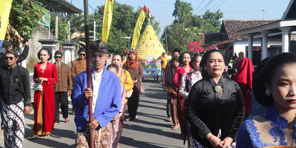 Kirab Budaya Dusun Besuk Toyoresmi, Arak 10 Gunungan Cabai hingga Tahu Kuning