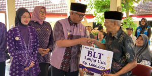 Apel Bersama dan penyaluran bantuan oleh Wali Kota Kediri Vinanda Prameswati di Kecamatan Pesantren Kota Kediri.