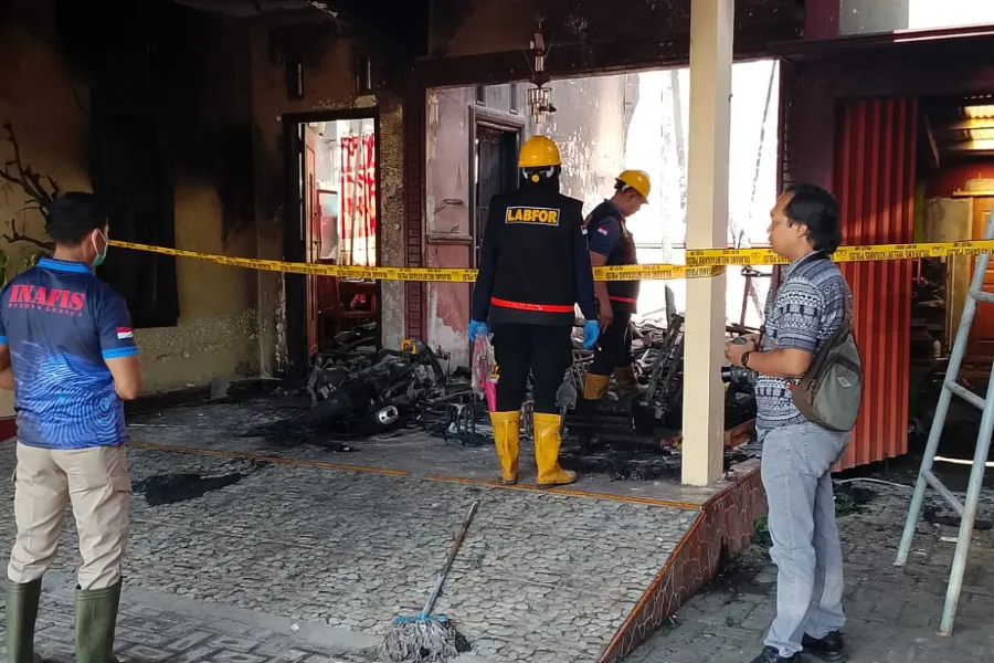 Labfor Polda Jatim Olah TKP Pembakaran Rumah Janda di Plosoklaten Kediri