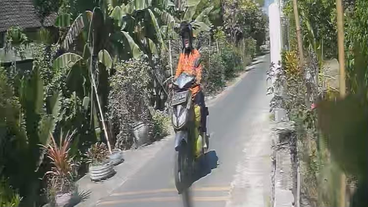 Pura-pura Borong Mi Instan, Emak-emak Diduga Gondol 4 Tabung LPG dari Toko Kelontong di Kediri Pelaku pencurian tabung LPG di toko kelontong Kediri.