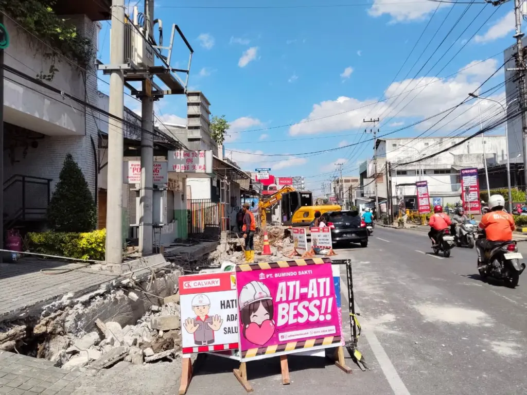 Proyek Revitalisasi Pedestrian Jalan Panglima Sudirman Kediri Dimulai, Dishub Pastikan Lampu Sementara Dipasang