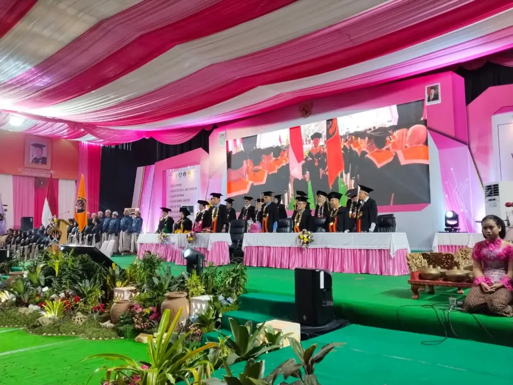 Universitas Kadiri Lepas 770 Wisudawan, Targetkan Rintisan Program S3 dan Perluas Jaringan Global
