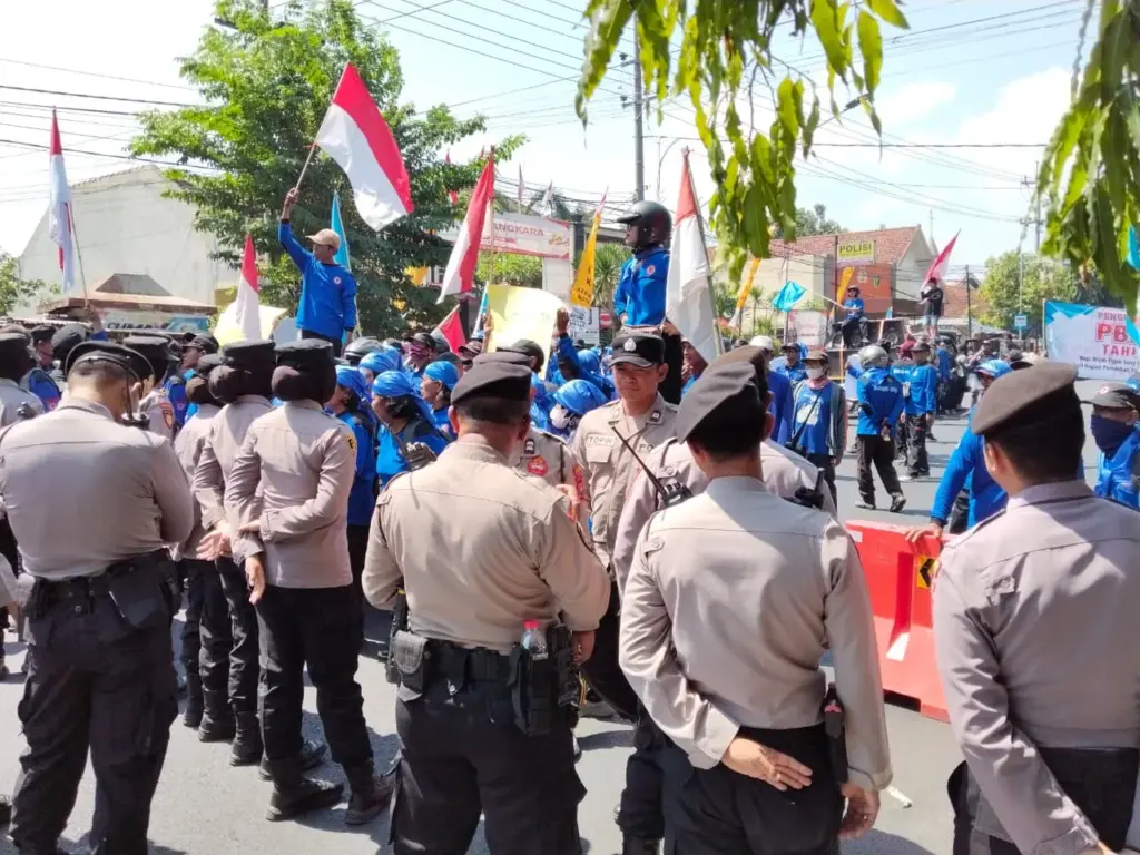 Dua Kelompok Massa Berunjuk Rasa di Perhutani KPH Kediri, Sampaikan Aspirasi Berbeda soal Pengelolaan Lahan Desa Manggis