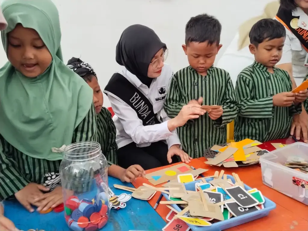 Mbak Wali Kenalkan Gerakan Ibu Jari, Ajak Guru dan Orang Tua Ciptakan Lingkungan Belajar Aman bagi Anak PAUD di Kediri
