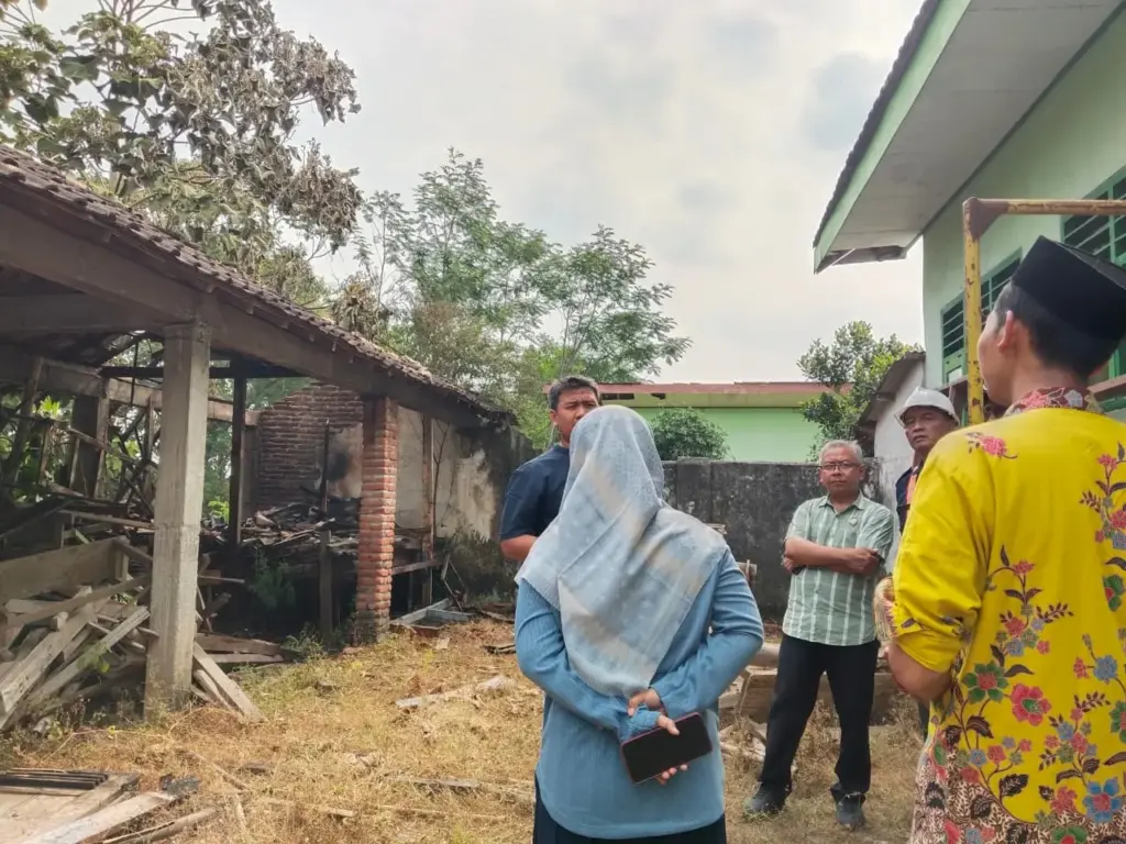 Gegara Bakar Sampah, Ruang Kelas SDN 3 Krecek Kediri Nyaris Terbakar