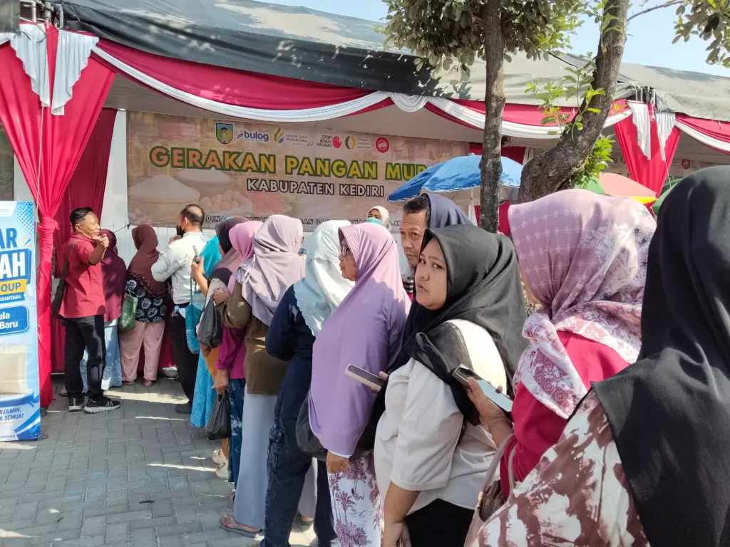 Antrean Mengular di GPM Pare Kediri, Gula dan Beras SPHP Jadi Incaran Warga