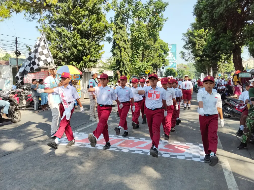 PHBN Kecamatan Pare Dimulai, Lomba Gerak Jalan Siswa SD Semarakkan HUT RI Ke-81