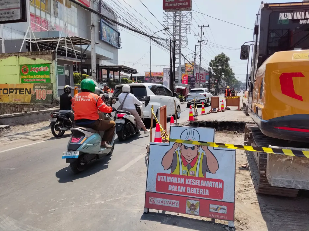 Dishub Kota Kediri Alihkan Kendaraan Selama Proyek Crossing Drainase di Panglima Sudirman