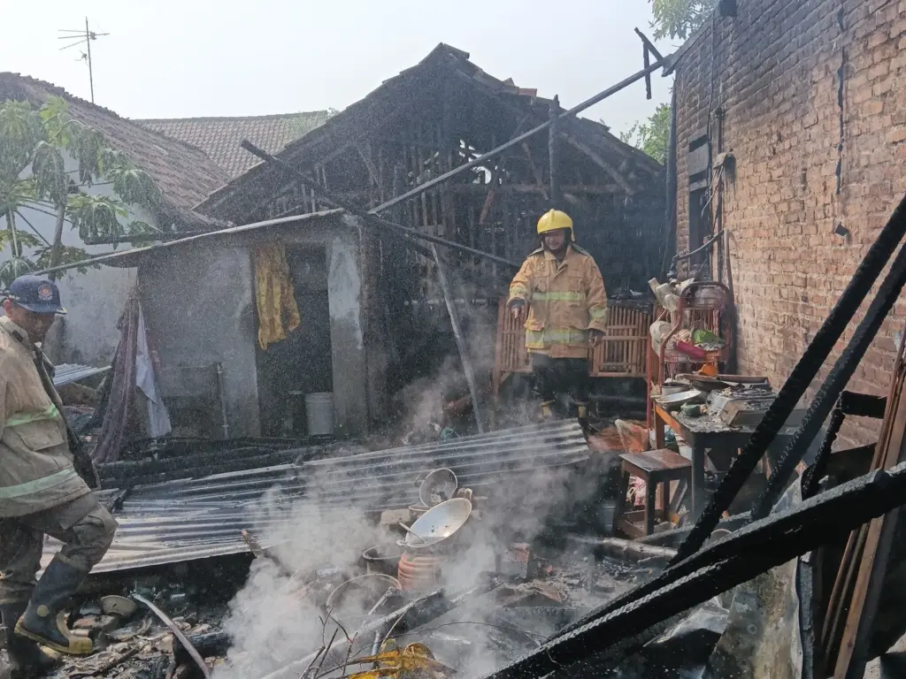Lupa Matikan Tungku Kompor, Rumah Warga Kediri Ludes Terbakar di Hari Kemerdekaan