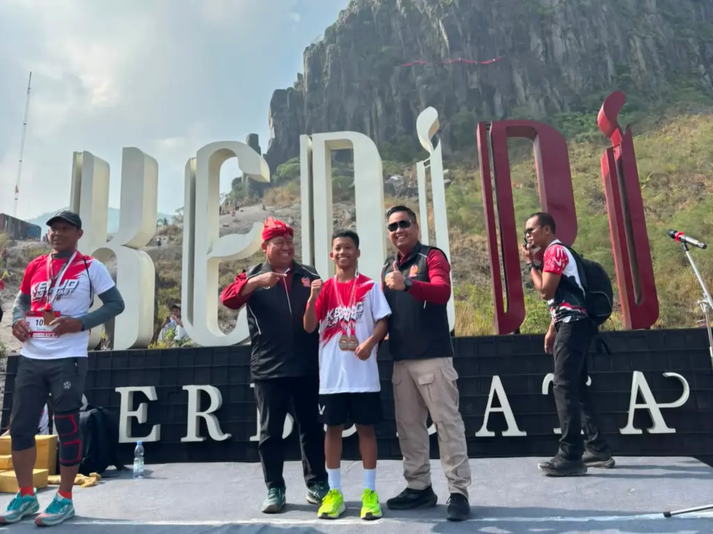 Uji Nyali di Kelud Flag Summit 2026, Siswa SMPN 1 Plosoklaten Berhasil Capai Garis Finish