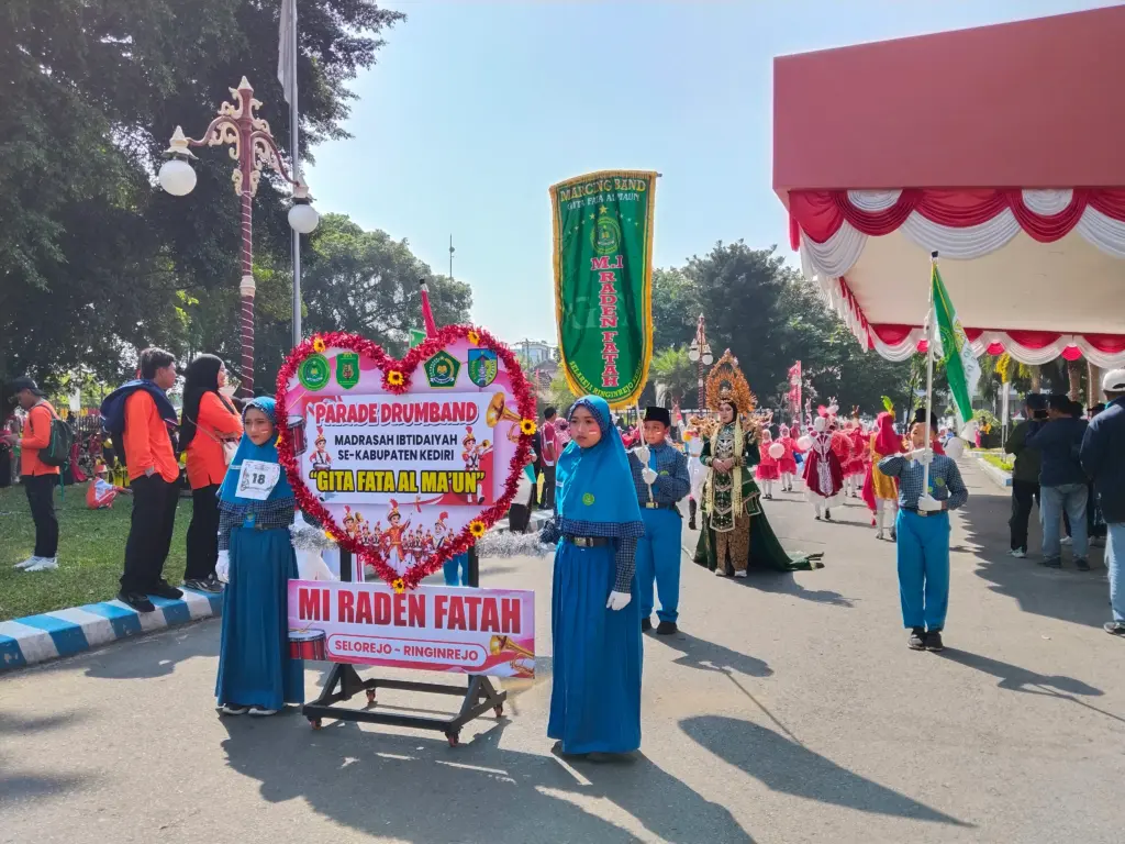 Gema Drum dan Pianika Warnai HUT ke-81 RI, 51 Grup Drumband MI Unjuk Aksi di Kediri