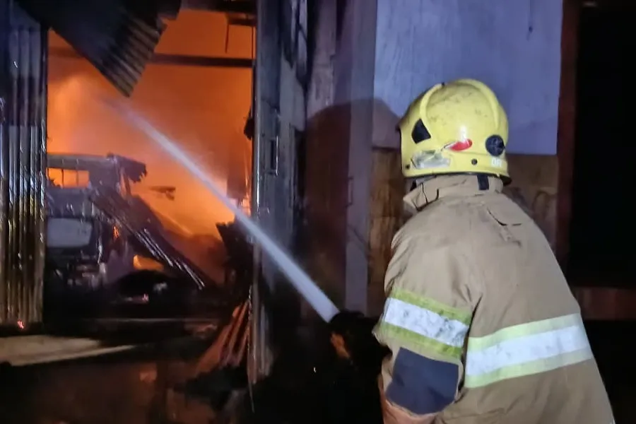 Rumah Warga Kediri Terbakar, 6 Kendaraan Ludes, Kerugian Rp1 Miliar